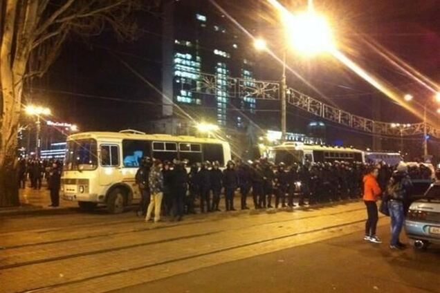 У Донецьку будівлю ОДА відновлюють після штурму, наметове містечко ліквідовано