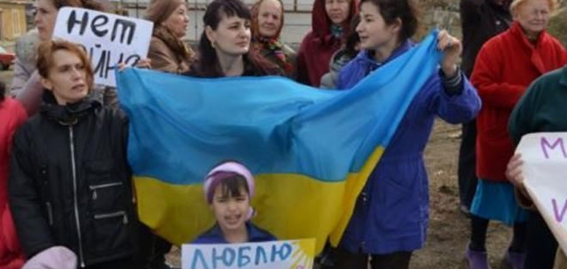 На трассе возле Симферополя крымчанки митинговали против войны