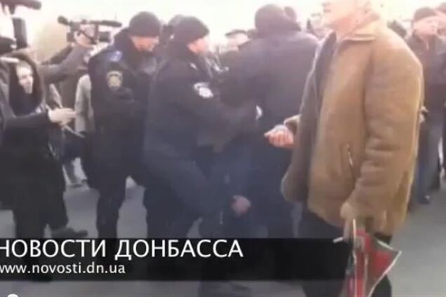 В Донецке милиция 'упаковала' в автозак очередных пророссийских штурмовиков ОГА
