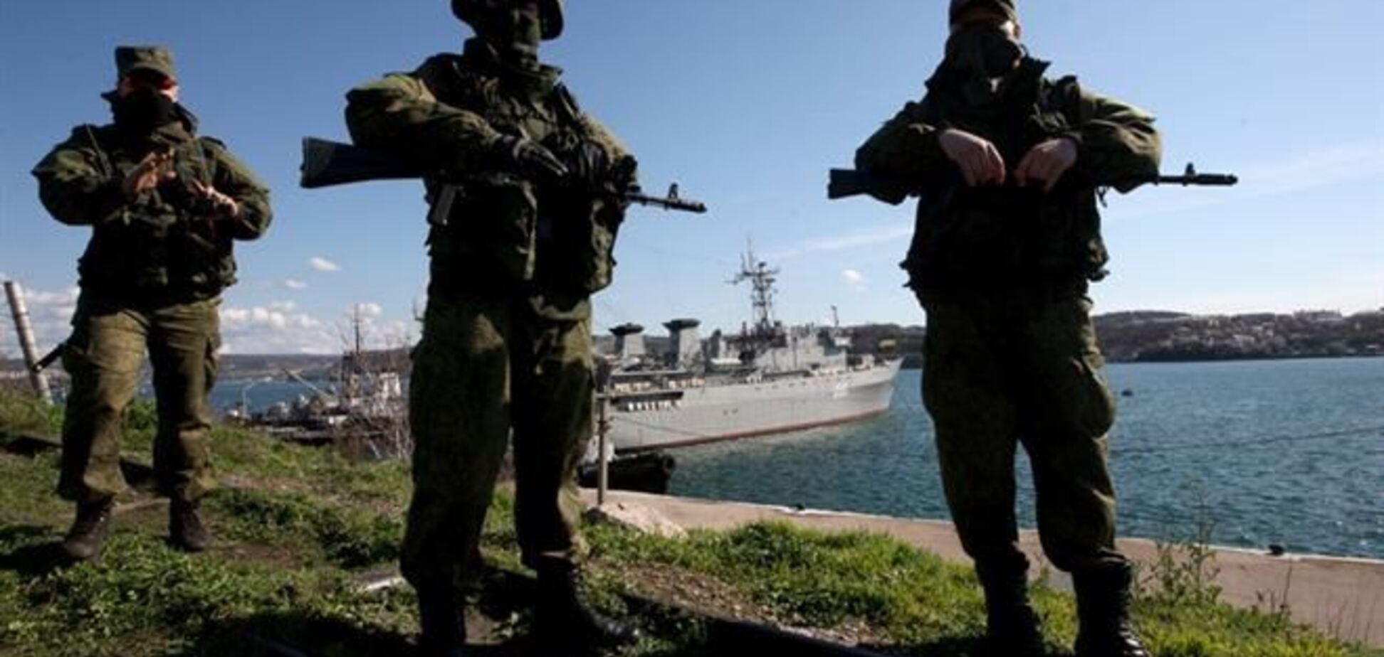 Военные РФ роют окопы у воинских частей в Крыму