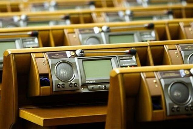 Вместе с Януковичем исчезли 8 нардепов