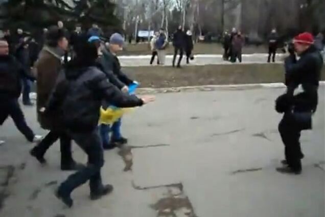 На Луганщине толпа набросилась на человека с флагом Украины, назвав его 'Иудой'