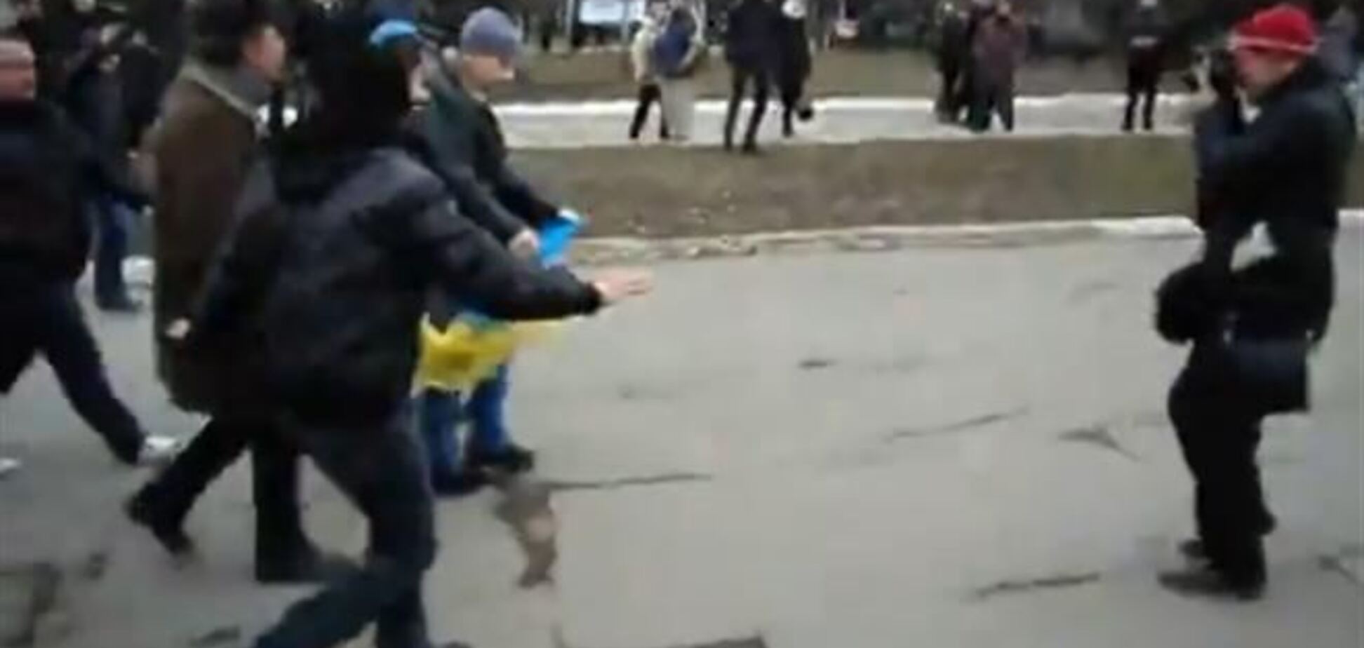 На Луганщине толпа набросилась на человека с флагом Украины, назвав его 'Иудой'