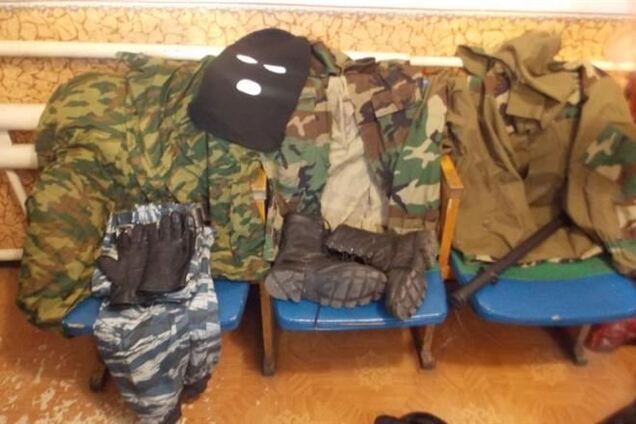 Из России в Украину массово едут 'туристы' с дубинками, масками и оружием