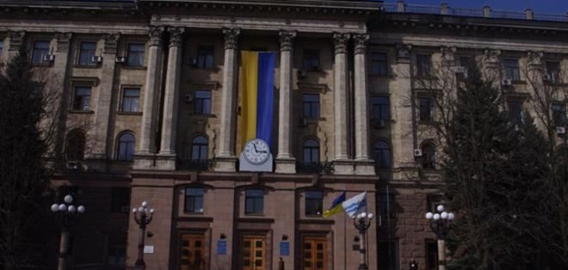 На здании Николаевской мэрии вывесили огромный украинский флаг