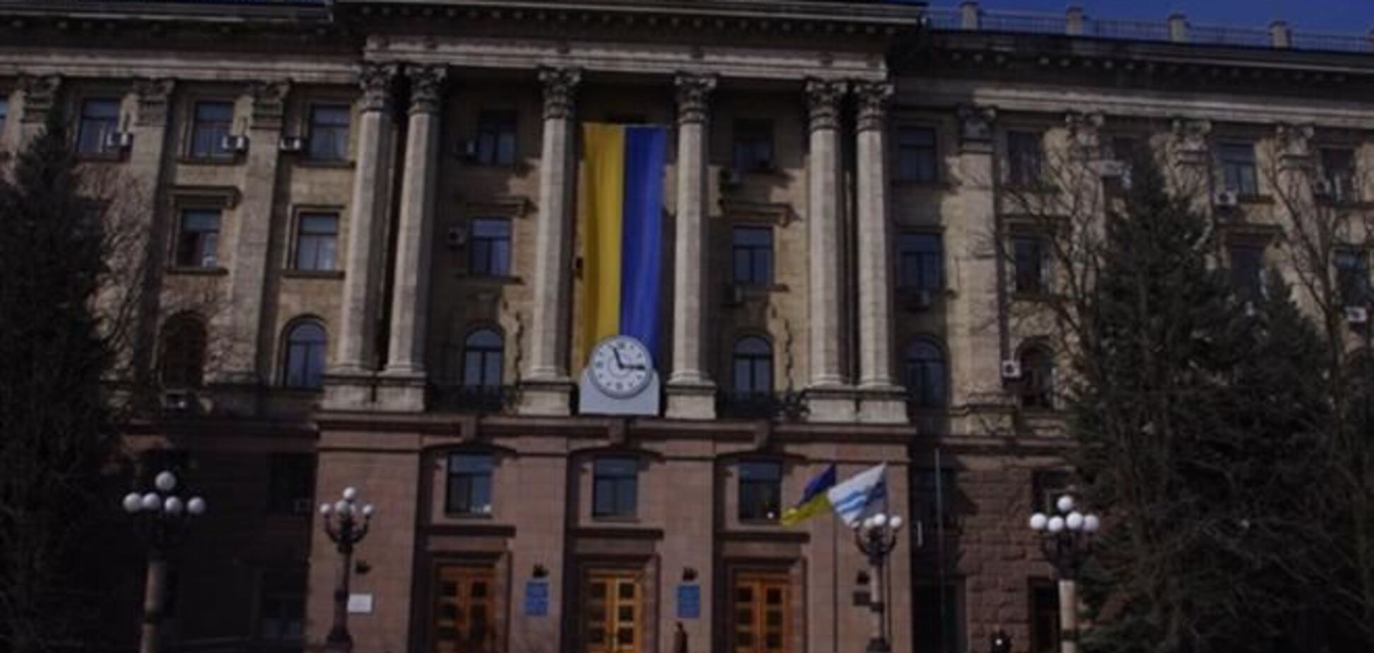 На здании Николаевской мэрии вывесили огромный украинский флаг