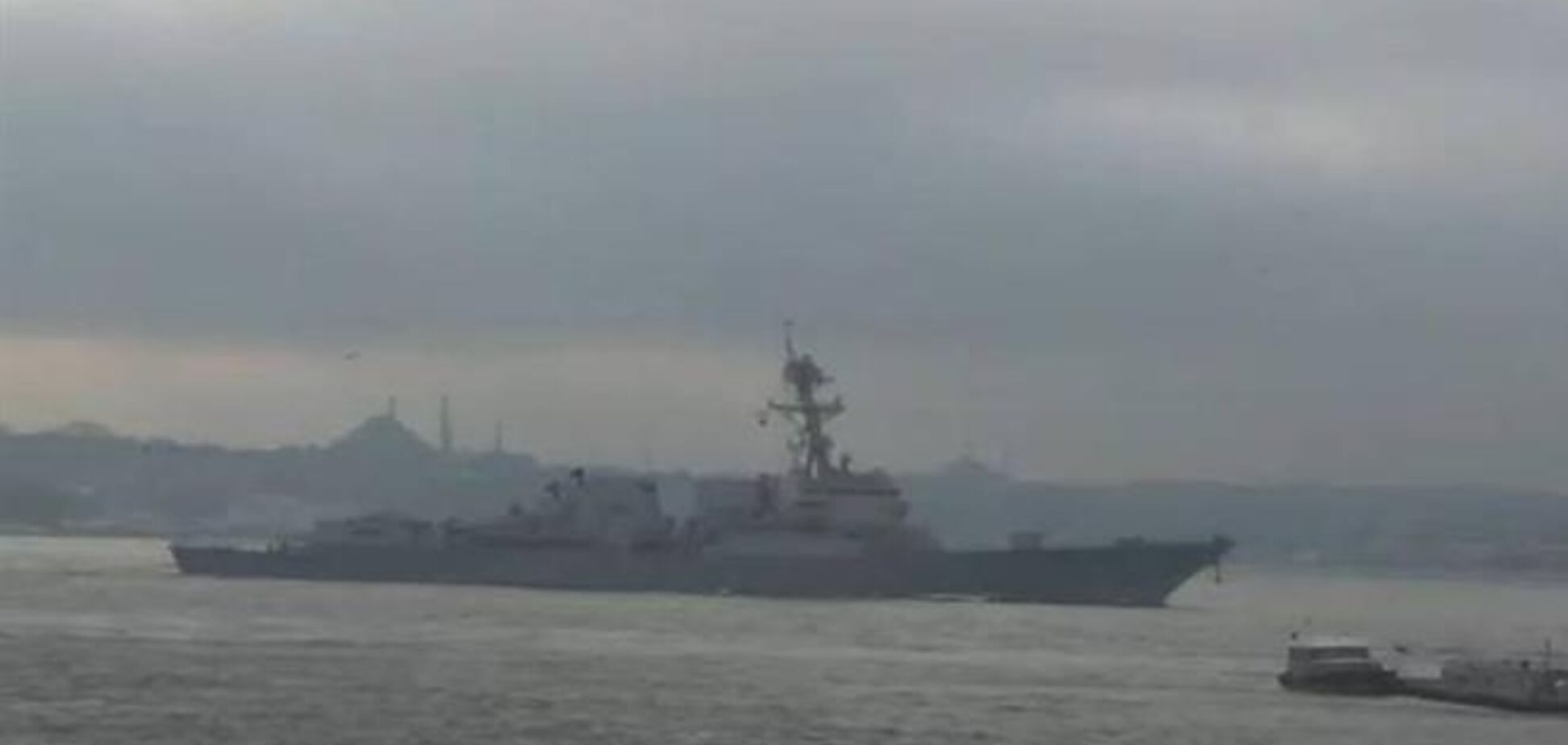 Ракетный эсминец США прошел Босфор и зашел в Черное море - журналист