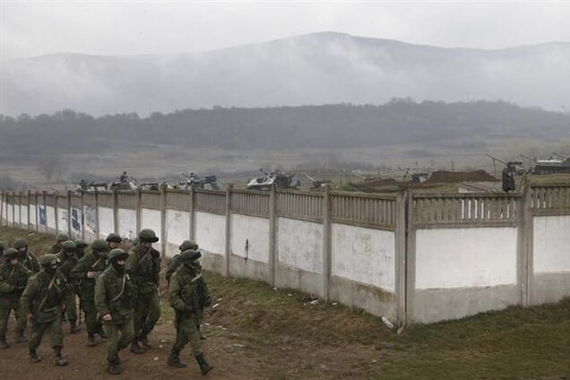 Российские военные штурмуют воинскую часть в Севастополе