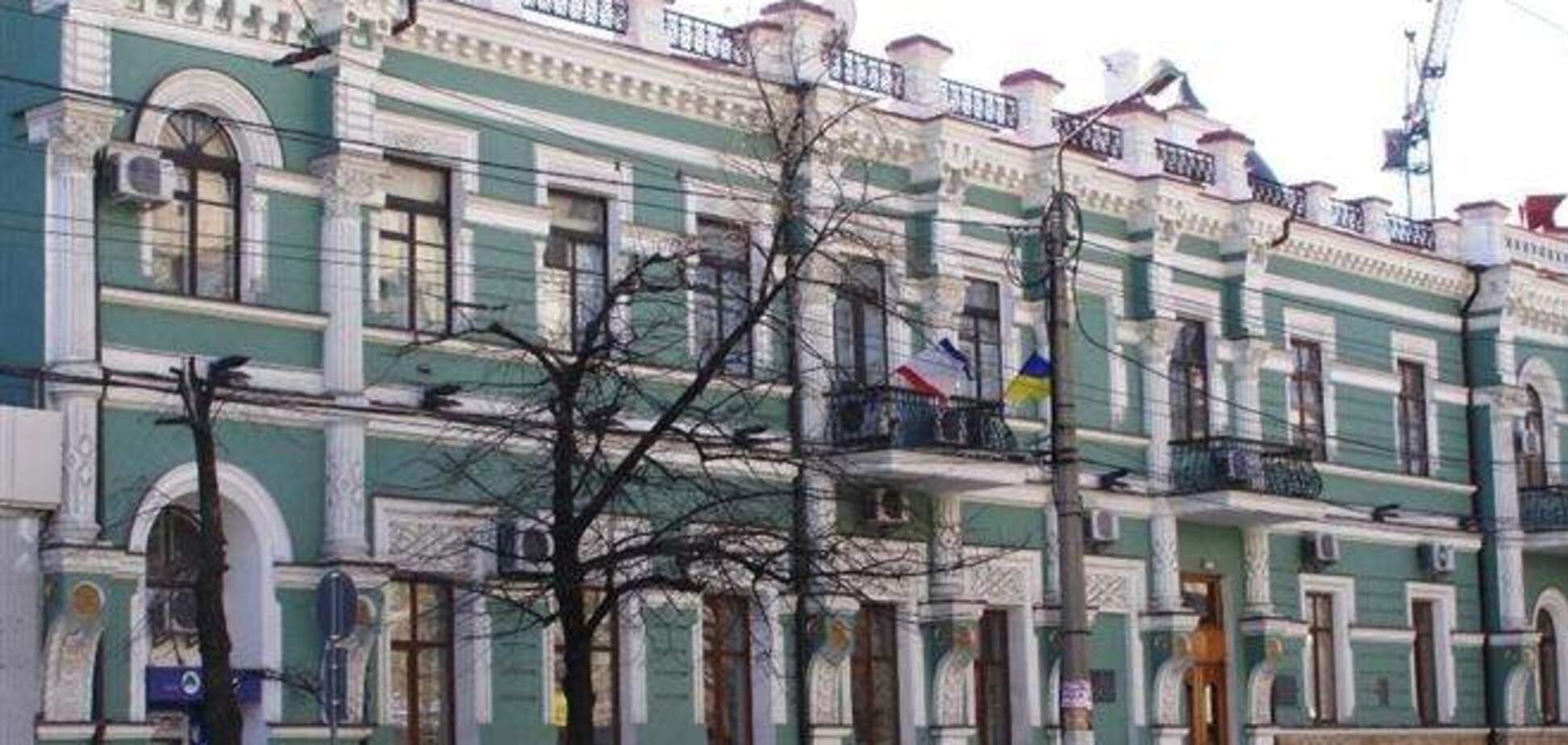 В отделениях банков Симферополя есть изменения в графиках работы и трудности с инвалютой