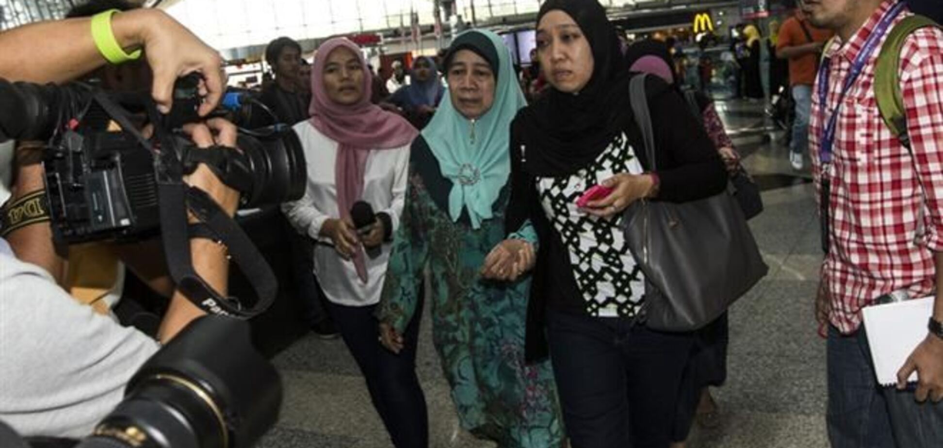 Пропавший около 12 часов назад малайский Boeing до сих пор не найден