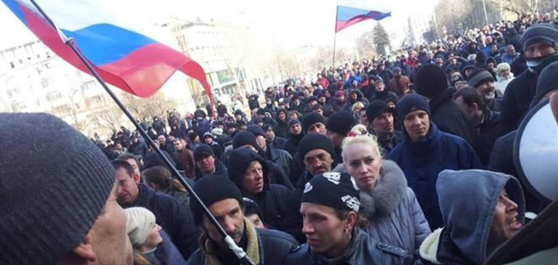 Пророссийские активисты вешают флаги РФ на административные здания в Донецке