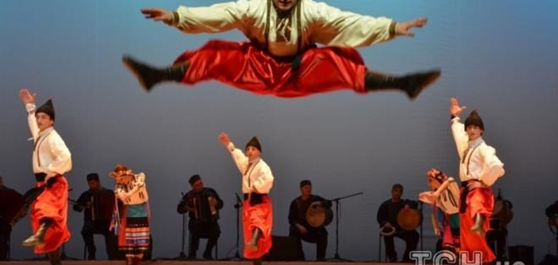 Балет 'Сухишвили' выступил в Киеве с флагом Украины и танцевал гопак