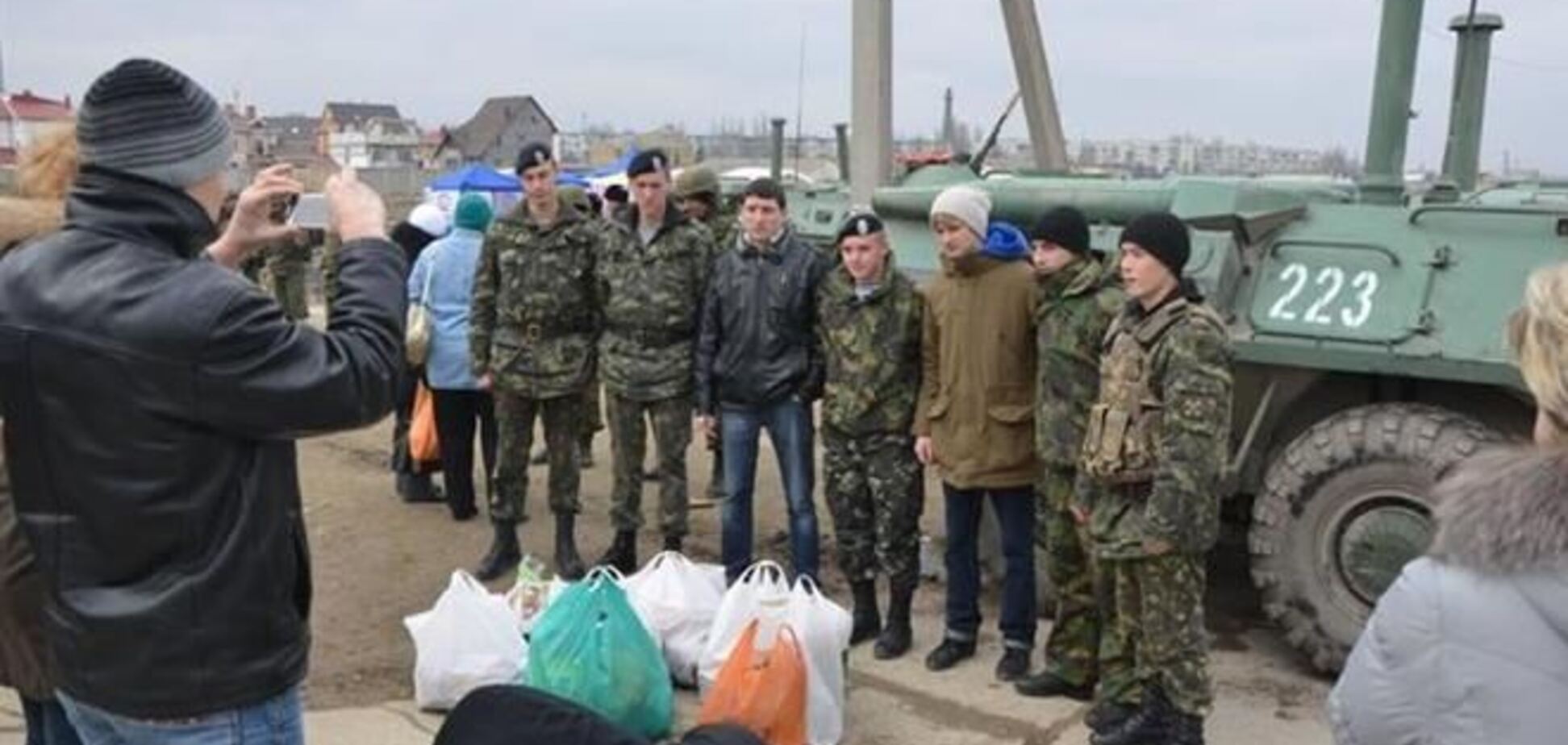 У Феодосії місцеві жителі прийшли підтримати українських морпіхів, заблокованих російськими бойовиками
