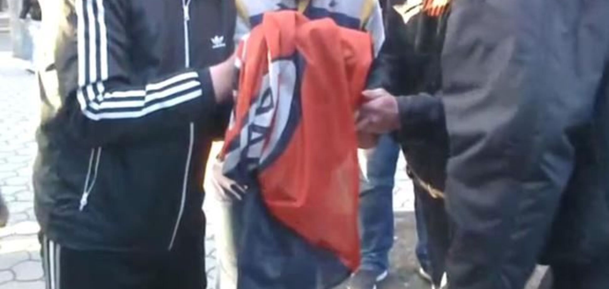 В Донецке митингующие решили сжечь флаг 'Шахтера'