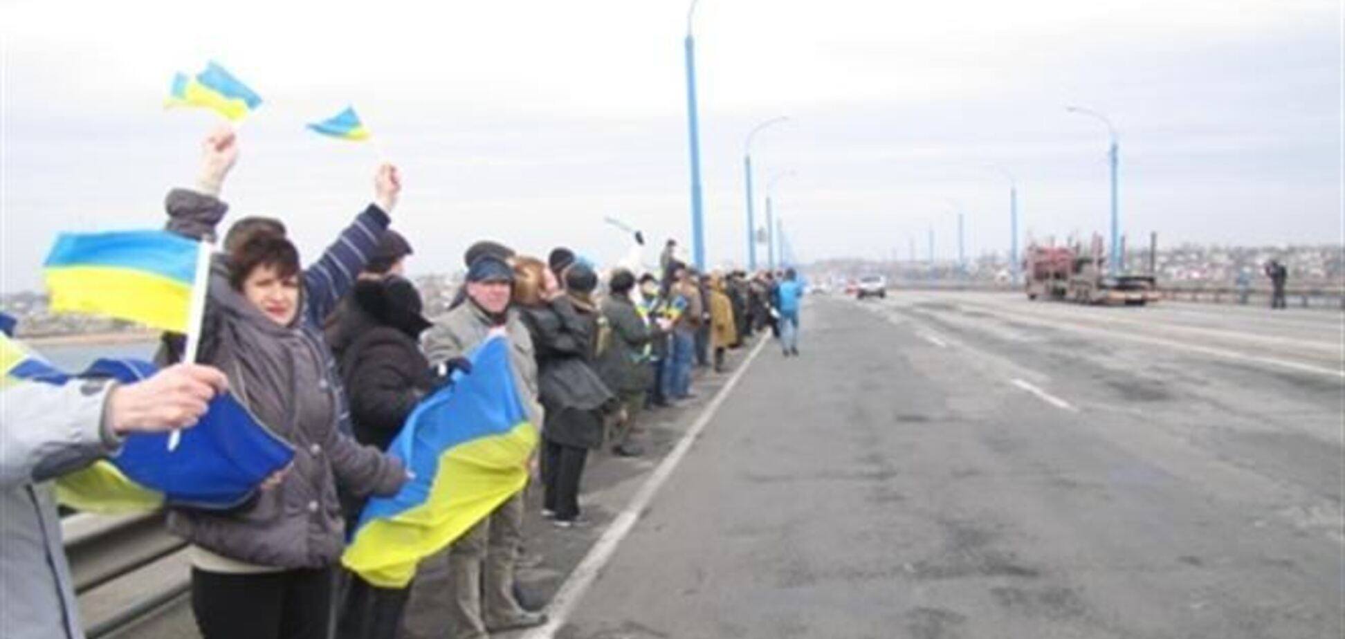 Жители Херсона объединили 'живой цепью' берега Днепра