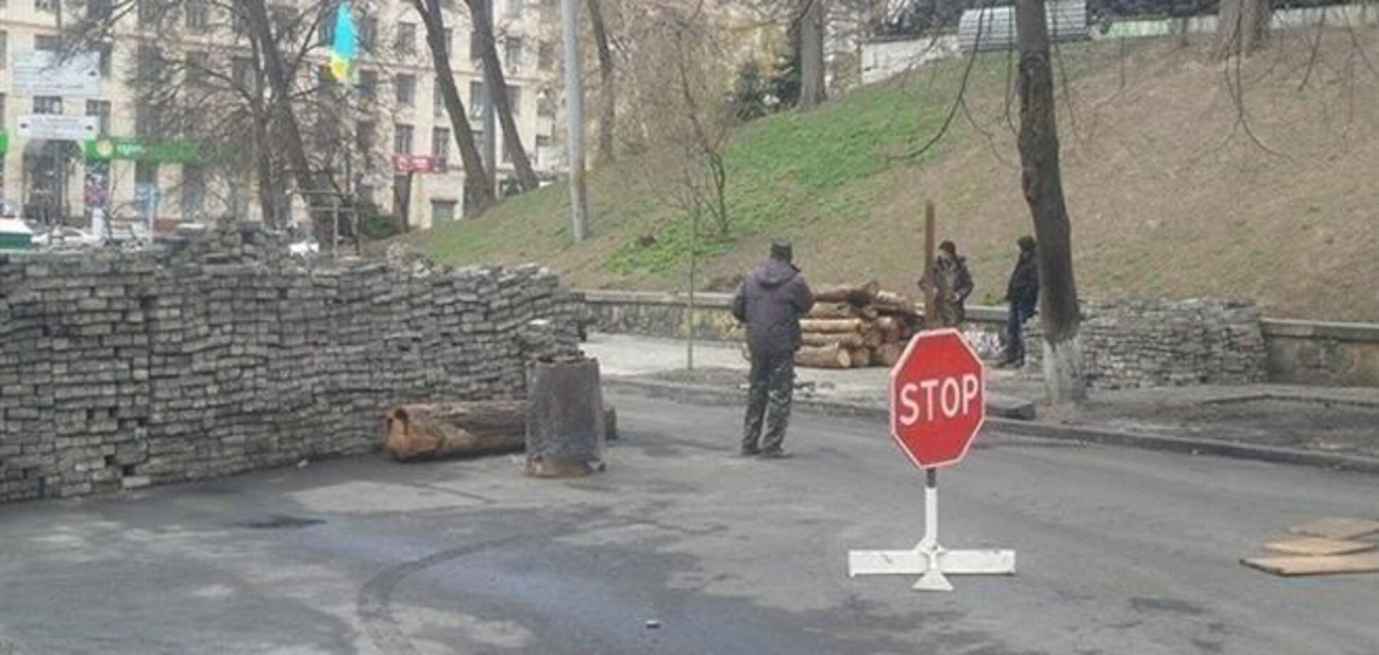 На Грушевского разобрали часть баррикад