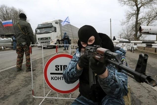 Окупанти і 'Беркут' на виїзді з Криму грабують людей