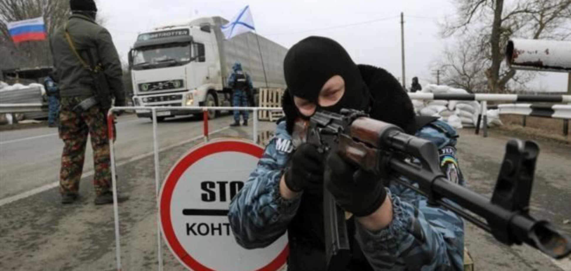 Оккупанты и 'Беркут' на выезде из Крыма грабят людей