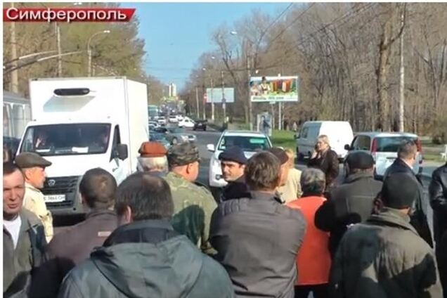 В Симферополе забастовку троллейбусников разогнали вежливые 'зеленые человечки'