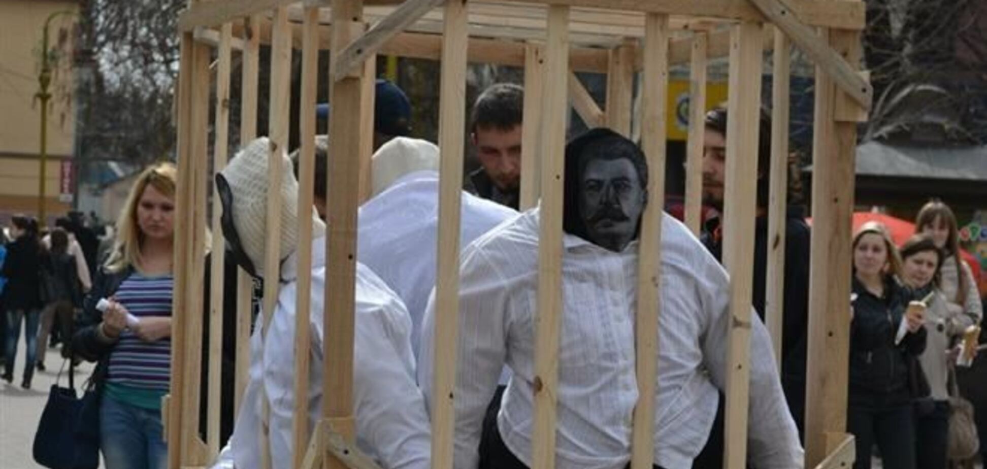 В Ивано-Франковске 'посадили' Сталина, Путина и Киселева