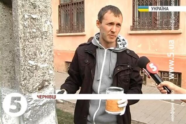 Жители Черновцов закрашивают нарисованные провокаторами флаги РФ