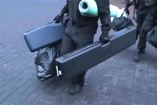 В сети появилось видео, как 'Правый сектор' выносил из отеля 'трубы'