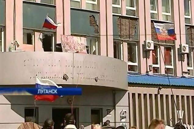 В Луганске дождь уменьшил число митингующих под зданием СБУ до сотни