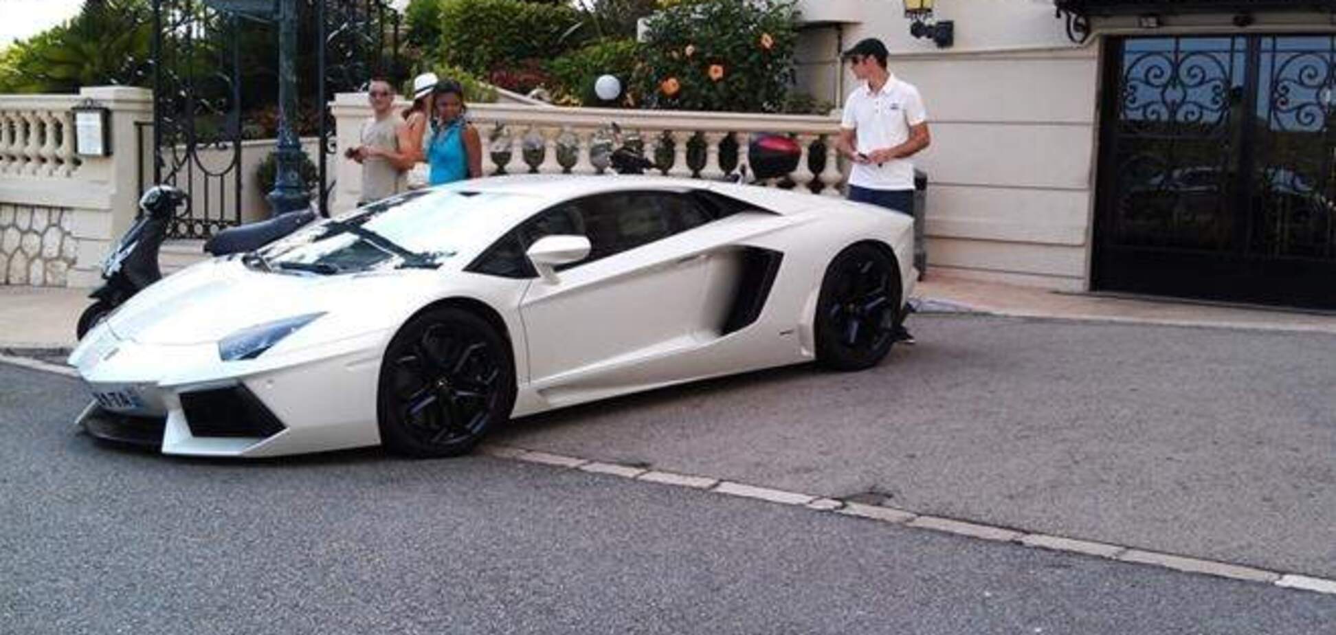 В Украине элитные авто начали продавать за полцены