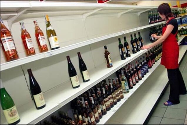 Россияне массово скупают в Крыму водку, пиво и продукты питания