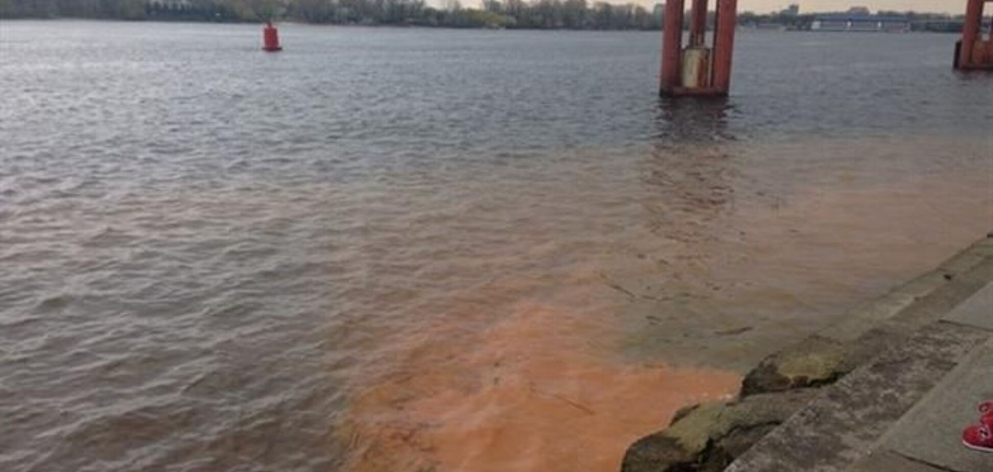 Киевляне подняли тревогу из-за странной жидкости в Днепре