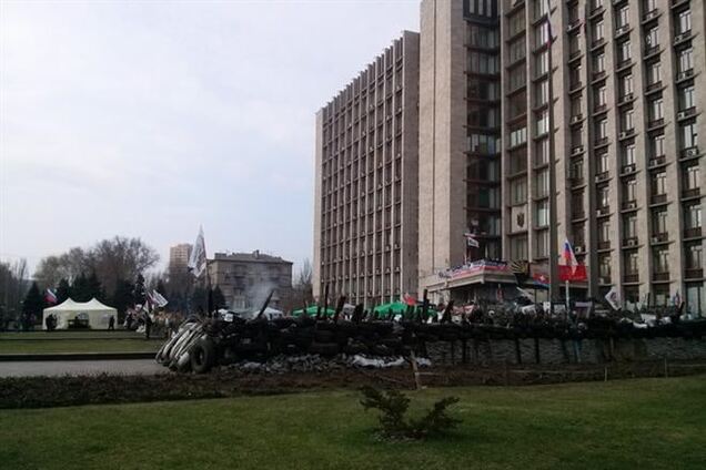 У Донецьку сепаратисти не збираються звільняти приміщення облради і зміцнюють барикади