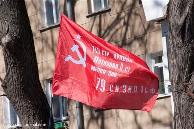 В Одесі прапори України замінили на червоні з радянською символікою