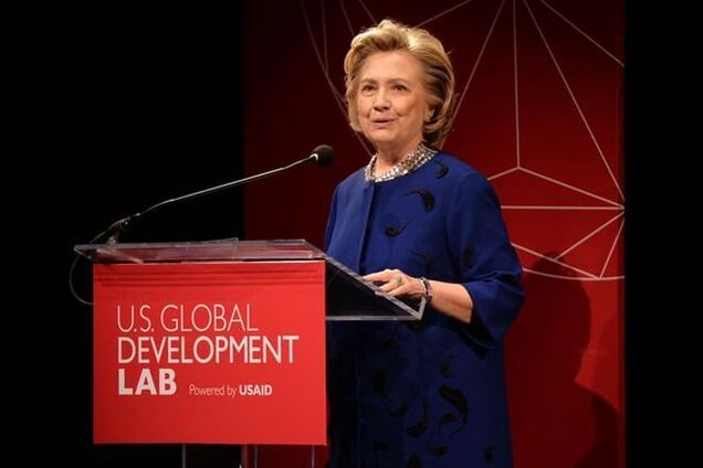 В Хиллари Клинтон бросили ботинок