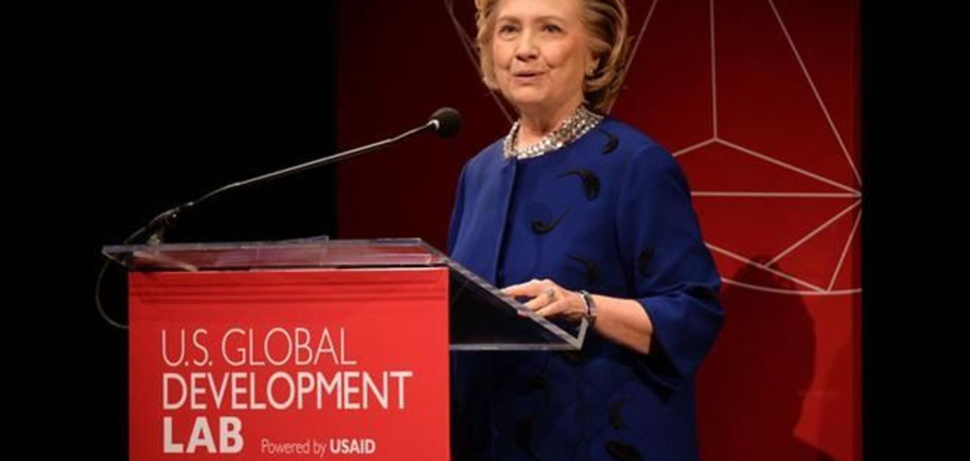 В Хиллари Клинтон бросили ботинок