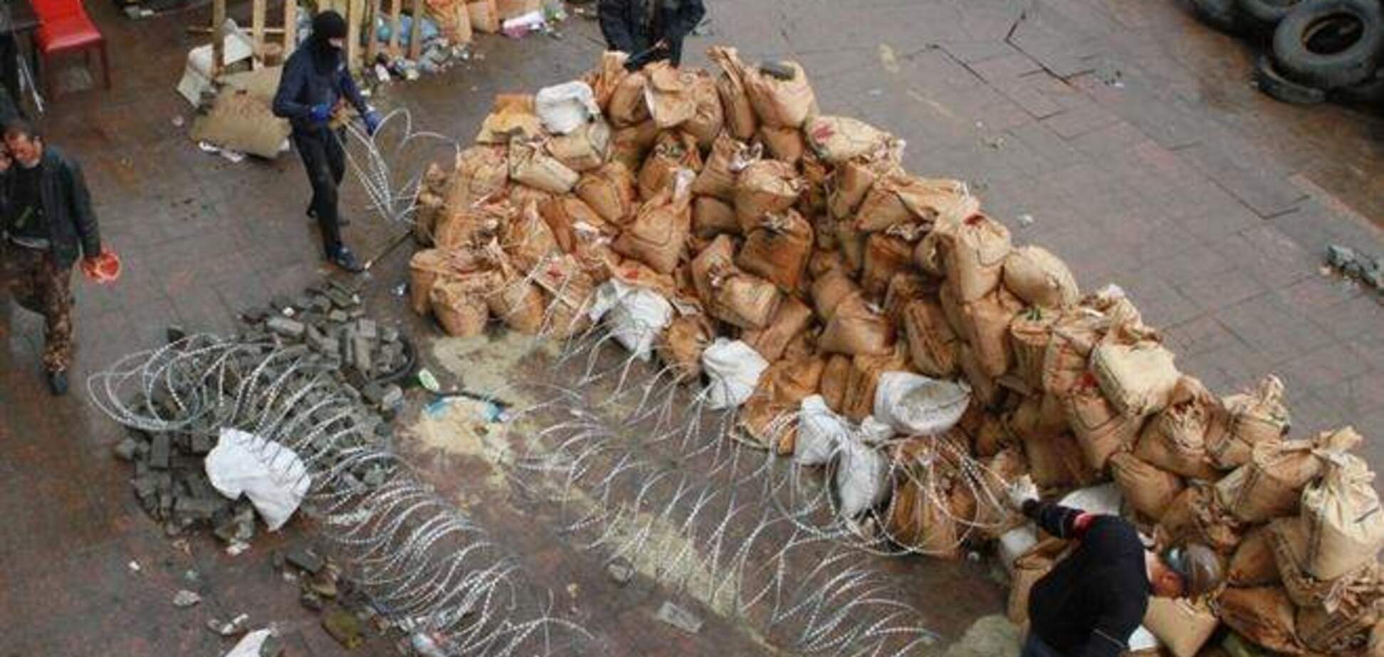 Сепаратисты в Донецке укрепляют баррикады и запасаются бензином