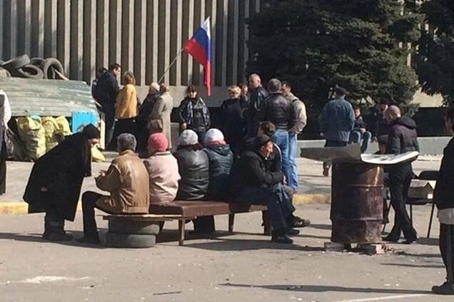 Сепаратисти в Луганську третю добу блокують військову частину 