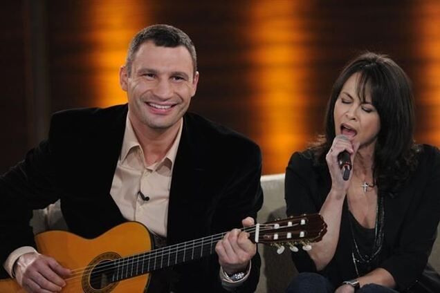 Жена Виталия Кличко исполнит гимн перед боем его брата против Леапаи