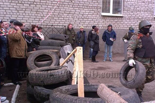 Поддерживающие сепаратистов жители Славянска строят баррикады
