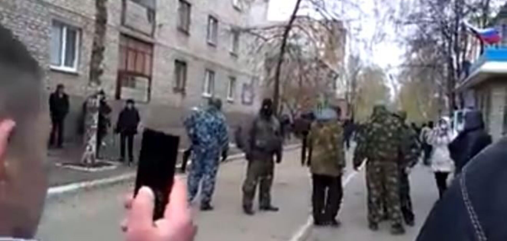 Сепаратисты в Славянске вывесили триколор на здании отдела милиции