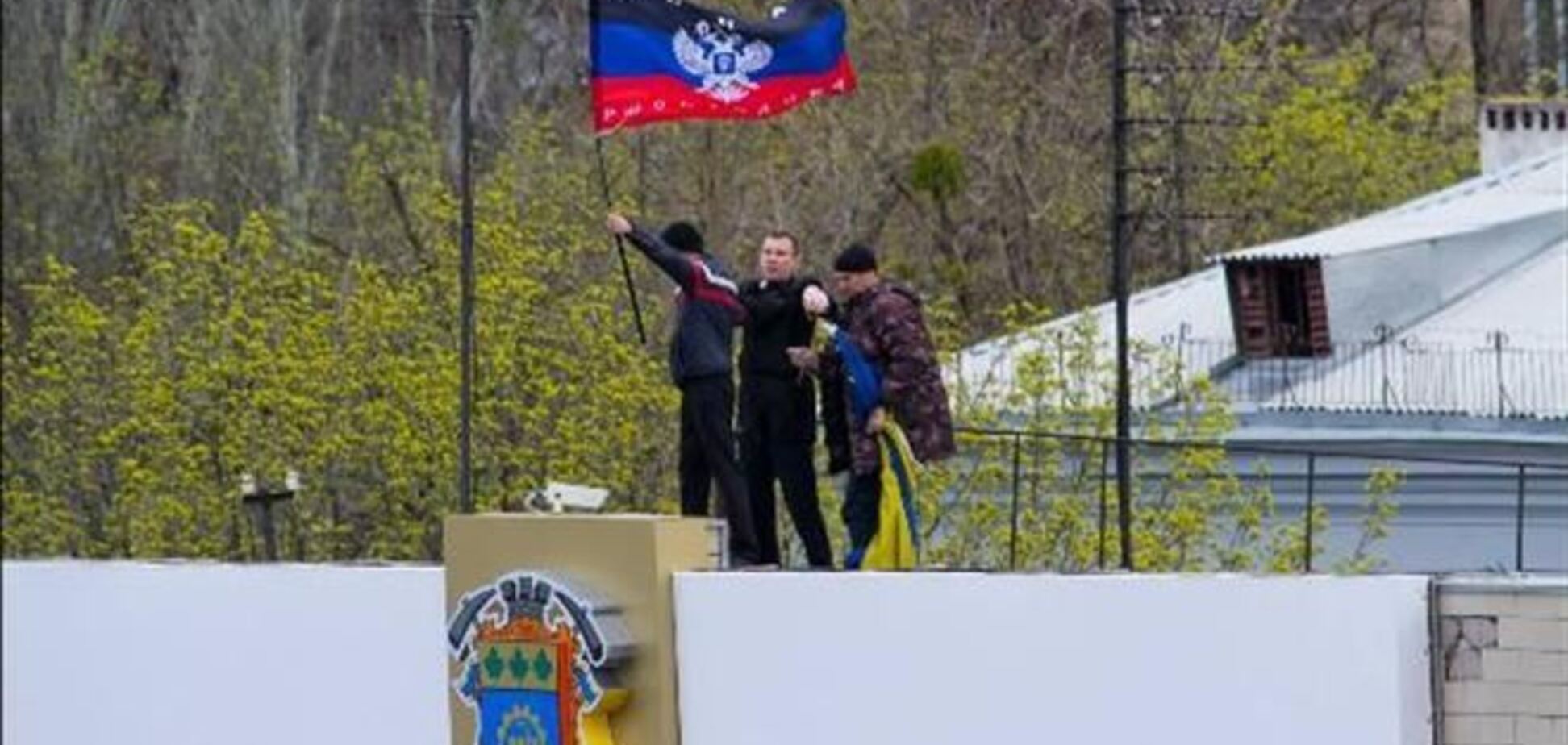 На здании исполкома Краматорска появился флаг Донецкой республики