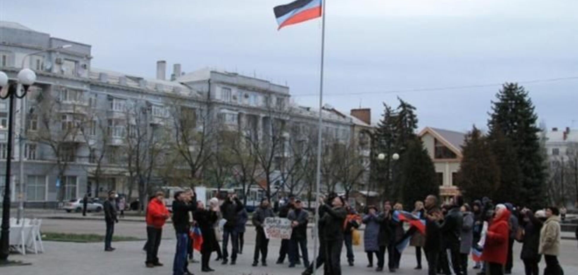 Над міськрадою Артемівська сепаратисти підняли свій прапор 