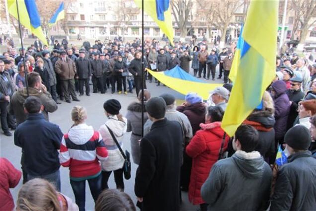 В Полтаве вместо сепаратистских лозунгов звучал гимн Украины