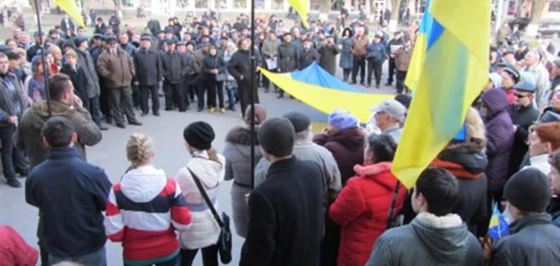 В Полтаве вместо сепаратистских лозунгов звучал гимн Украины