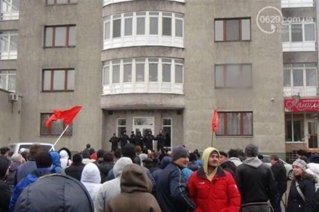 Сепаратисты обнесли Мариупольский горсовет колючей проволокой