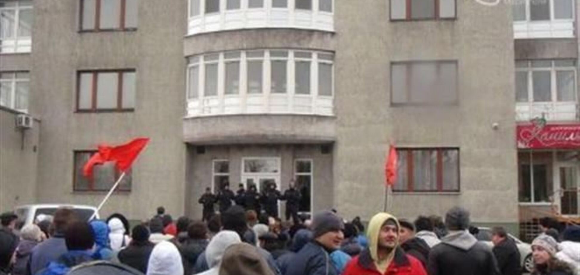 Сепаратисты обнесли Мариупольский горсовет колючей проволокой