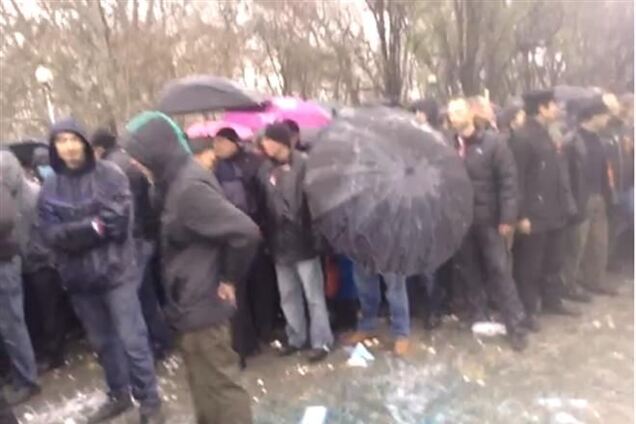 В Запорожье сепаратистов заставили пройти через коридор позора