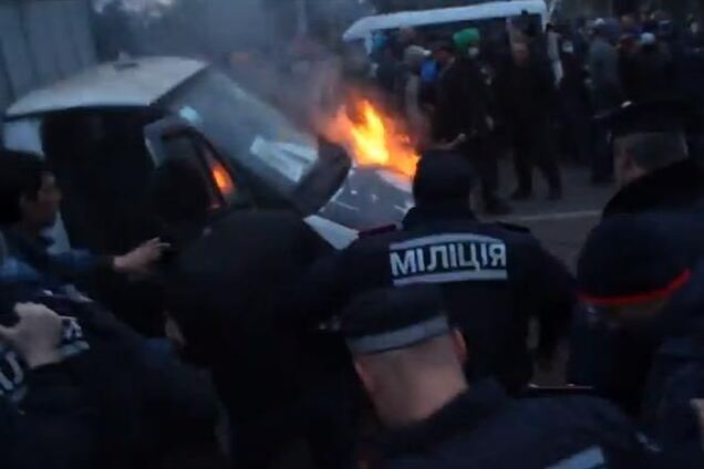 Запорожцы едва не сожгли живьем сепаратистов в автозаке. Видеофакт