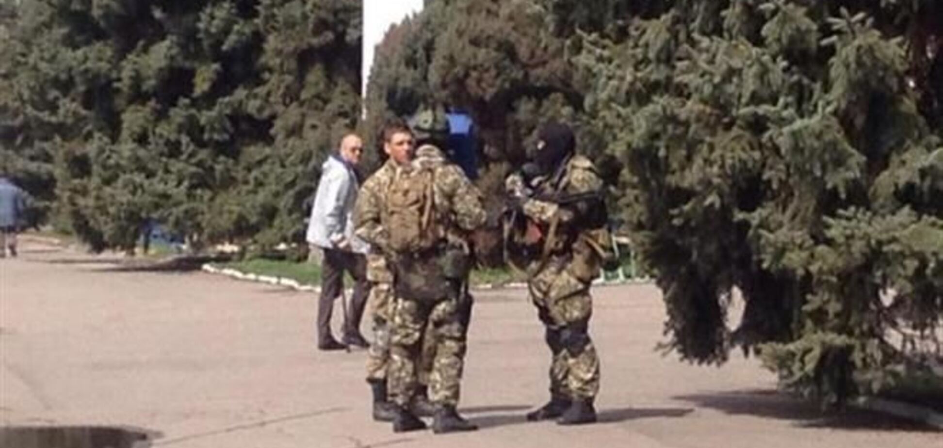У Слов'янську з'явилися 'зелені чоловічки' з кулеметами і гранатометами