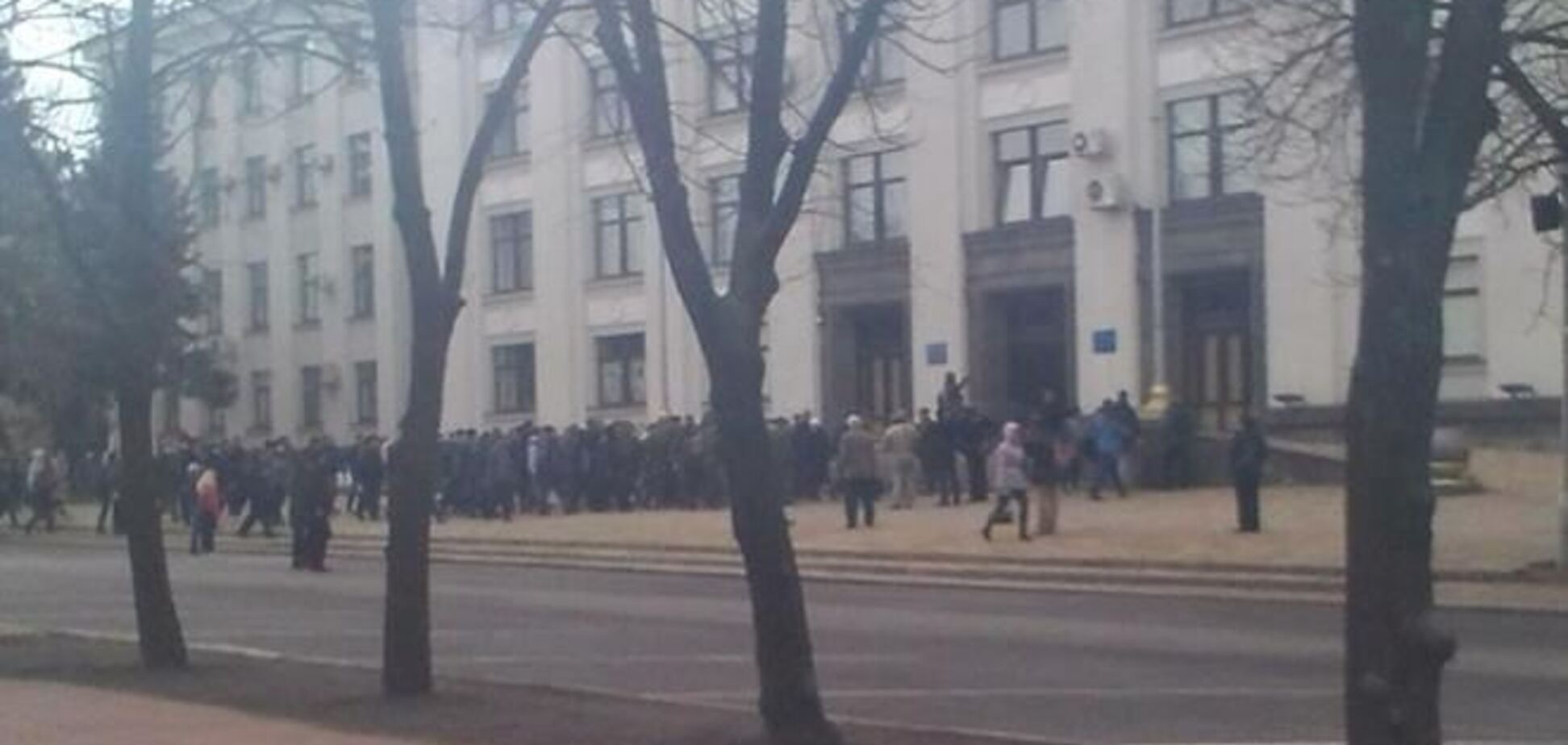 У Луганську сепаратисти зі зброєю прийшли захоплювати будівлю ОДА