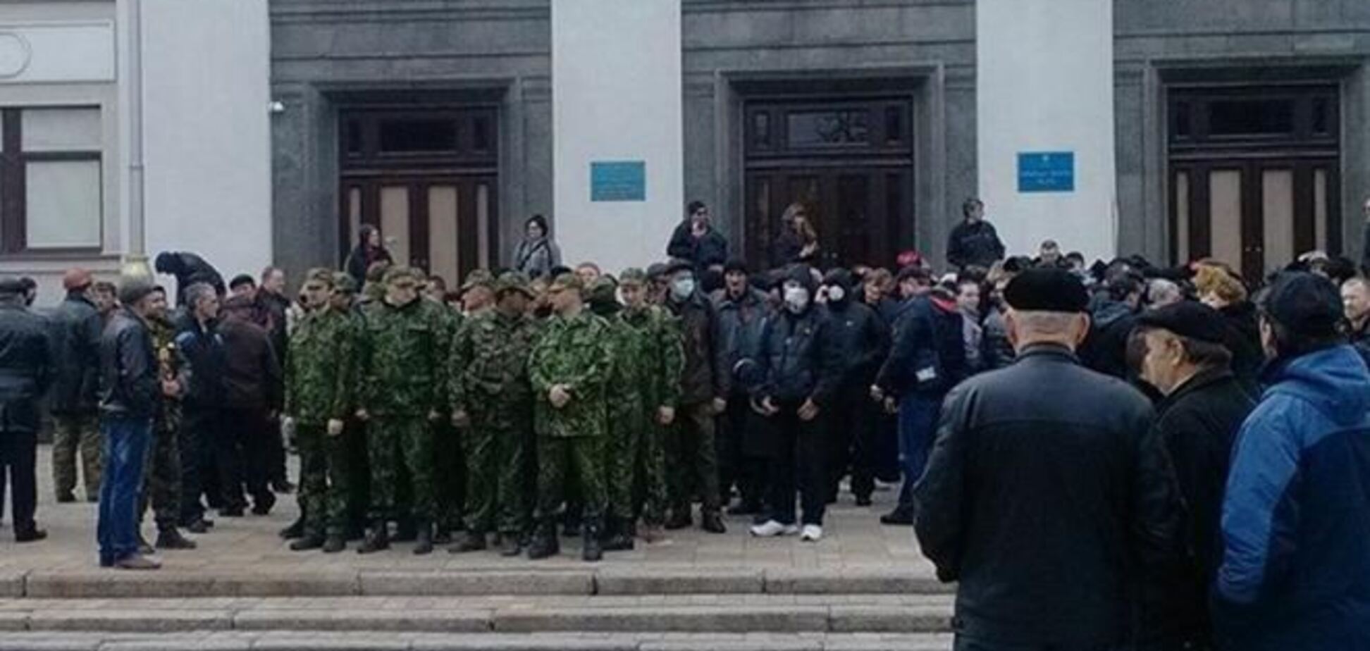 Луганские сепаратисты поставили ультиматум облсовету и пока не стали захватывать ОГА